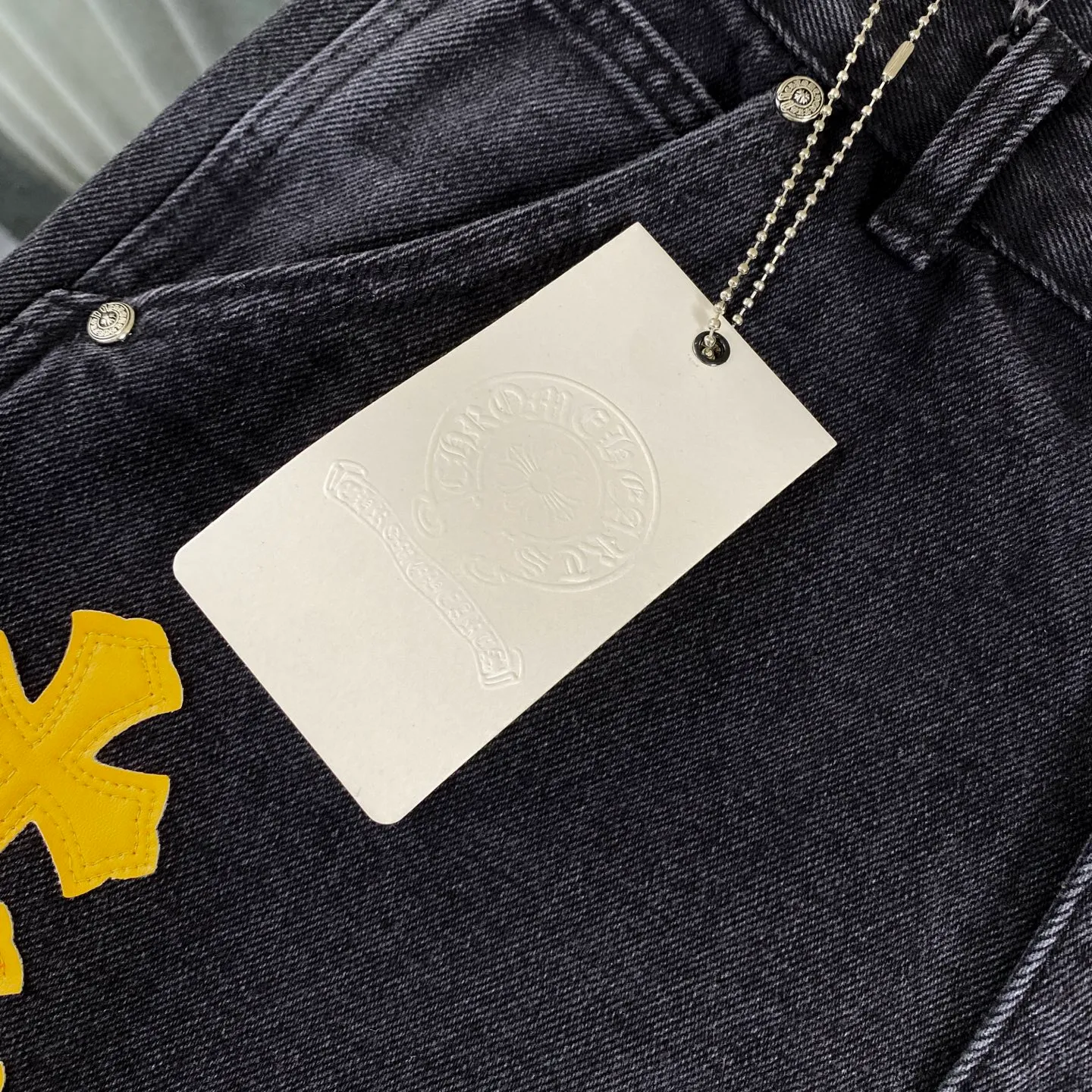 P270 CH Chromehearts yellow leather black denim overalls logging pants, price 34W level, patchwork cross pattern embellishment, washed jeans! ! An absolutely high-end luxury product, a 1.9W-level god-level single product, a super popular product, made by top heavy industry, a magic weapon that cannot be missed! [About Zangyin] This is an extremely luxurious fashion brand that can also be called the aristocracy of the high street. It has always been an exclusive brand for some hipsters or rich second generations. Compared with ordinary high streets, it is more luxurious and noble. Compared with luxury brands, it is more fashionable and individual. It has always been a brand that I have a special liking for. [Top heavy industry fashion design] Consistently high-street luxury style. Speaking of this style, the Zangyin family and GU family are definitely the leading representative brands. Especially the Zangyin family has really achieved a state-of-the-art effect in creating high-street style. The unique washed material is used to create this style. The color system is already quite eye-catching. After it is decorated with patchwork cross flowers, it cleverly highlights the charm of the brand. Secondly, this style uses classic The high-waist cutting design highlights the long legs and fashionable temperament of the upper body. The brand is highly recognizable and the slim fit configuration is more suitable for daily wear. It is a product that interprets personality, fashion, and specifications at a glance. This single product is enough to make any fan excited. It can be a white T-shirt for a youthful college style, or a tight suspender for a royal style. It has strong matching ability and can be easily controlled by men.  [Materials and craftsmanship] Needless to say, this point goes without saying. As an excellent craftsman brand, Zangyin’s requirements for details and craftsmanship are really perfect. The washed color of this model has gone through so many processes, not to mention the embellishment of denim appliques. It is also purely hand-made and sewn. Just like what they believe in, only hand-made things have soul and have the meaning of wear. A top-notch heavy-duty fashionable denim item, I look forward to your perfect interpretation! !  Color: black Size: 30-36